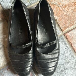 Louis Vuitton leather flat shoes